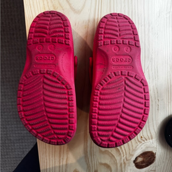 Red crocs - Picture 3 of 7